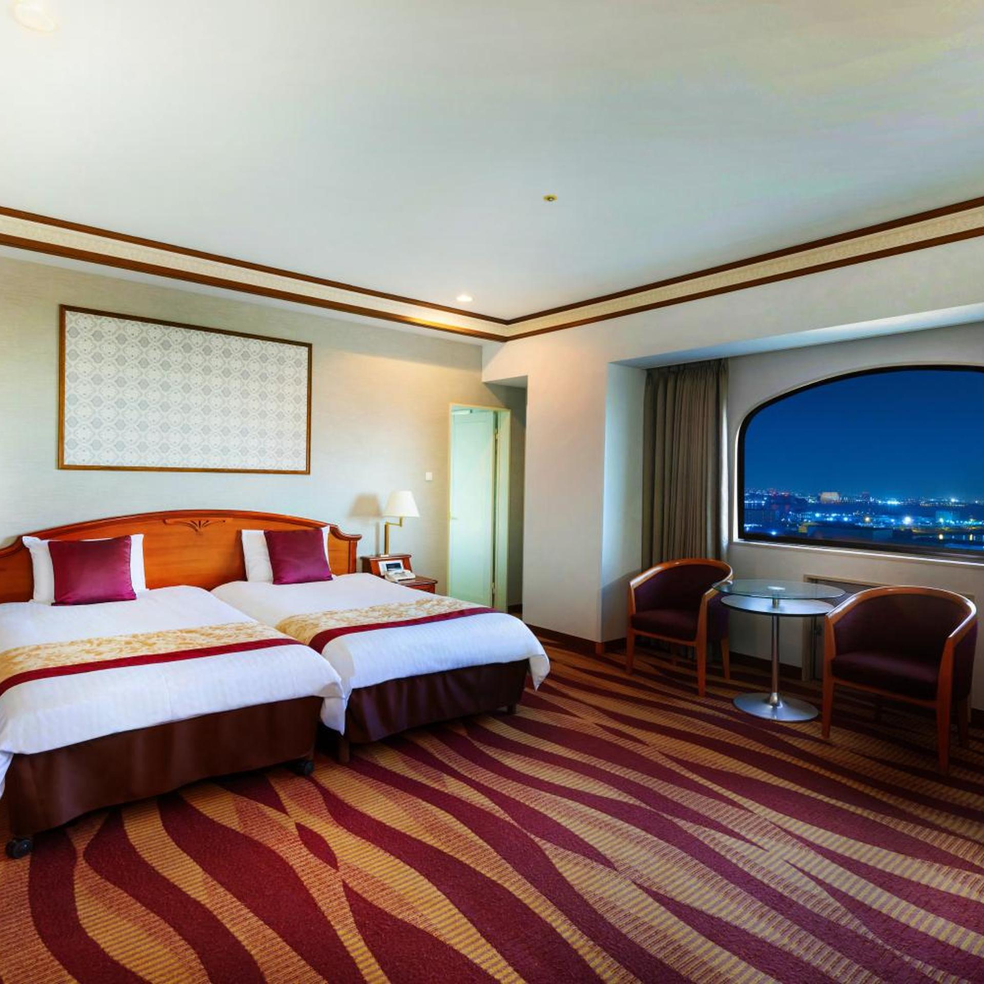 Room, Twin Beds, with Extra Bed, with View, Bathtub, Corner