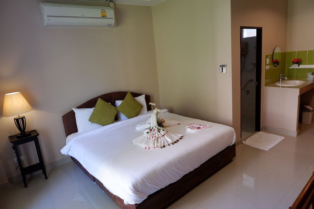 Kata Beachwalk Hotel And Bungalows 38/74