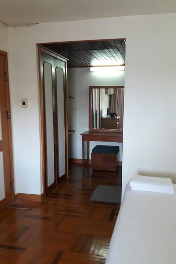 Paradorn Inn 12/19