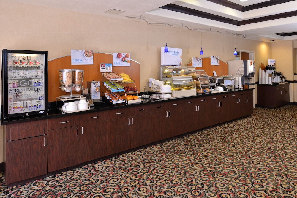 Holiday Inn Express Hotel & Suites Lincoln-Roseville Area 53/71