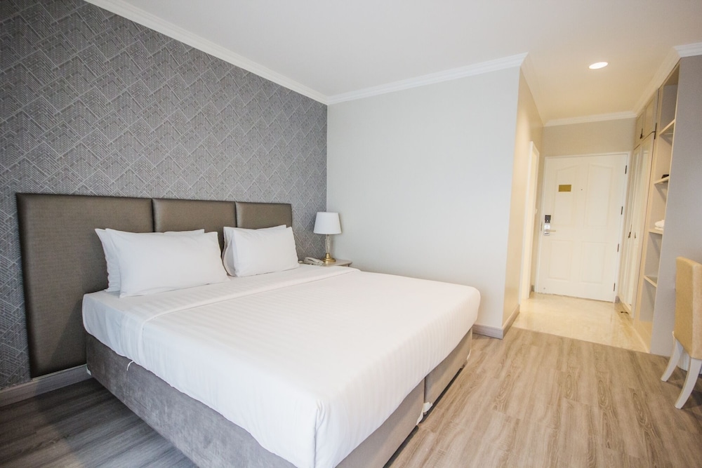 Romance Hotel Srinakarin 38/80