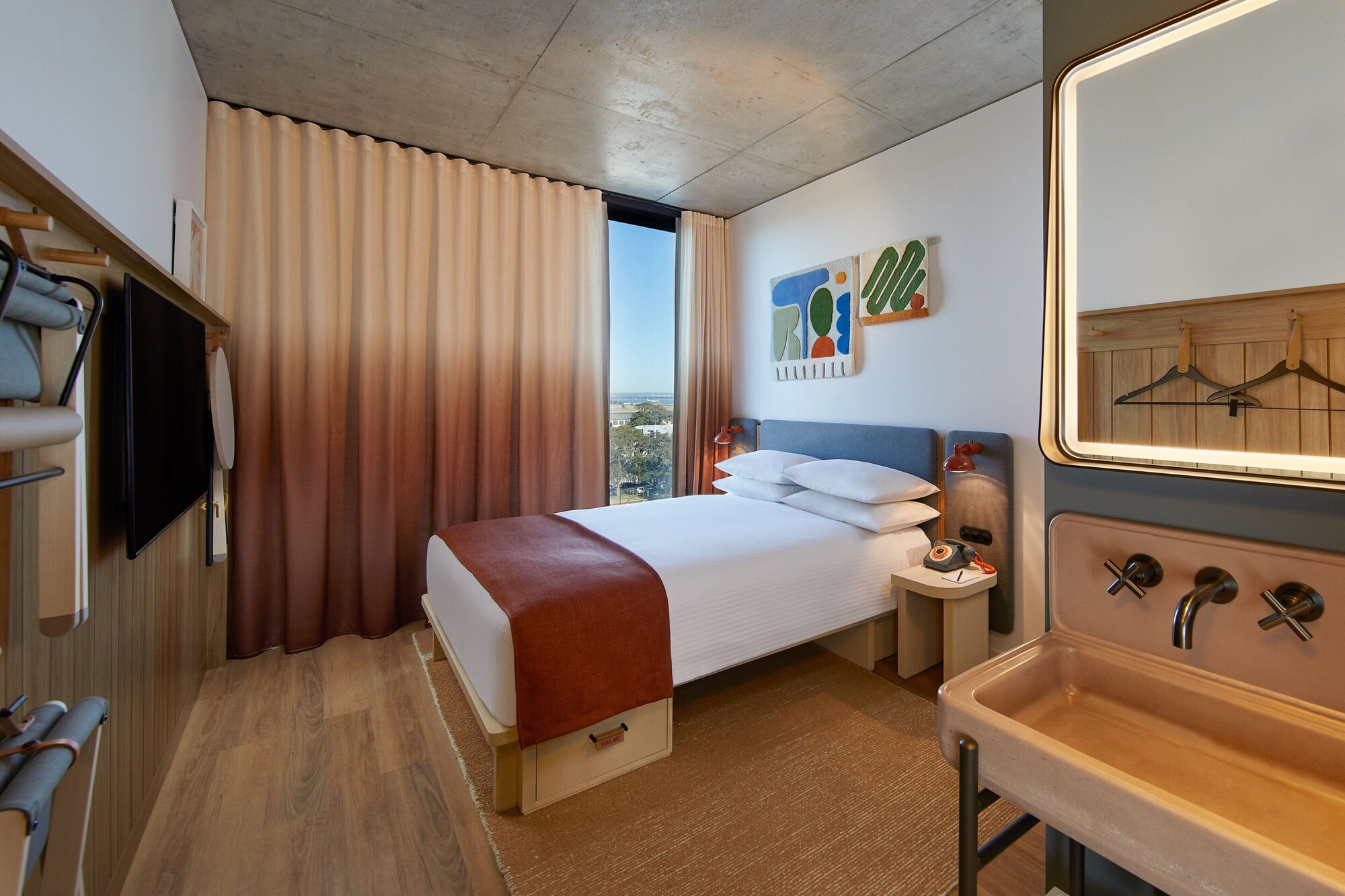 Moxy, Guest Room, Queen Bed, Airport View, High Floor