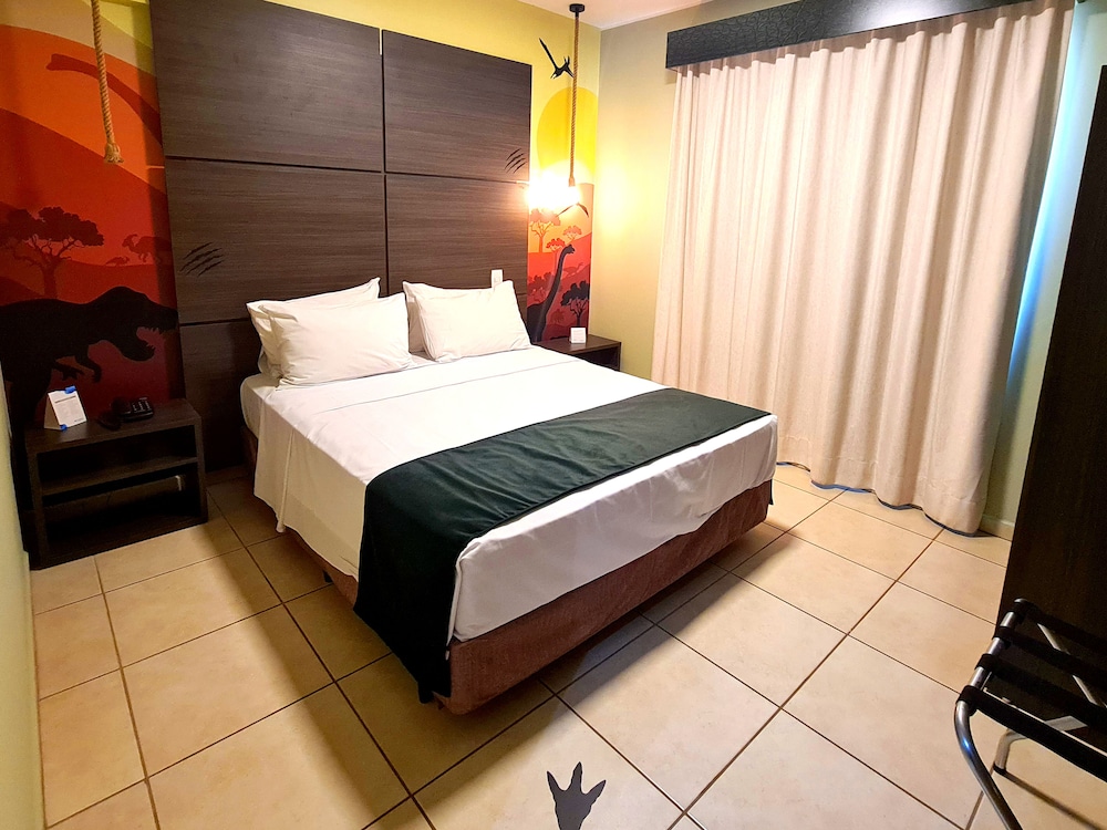 Dining Area, Suite, Queen and Twin Beds