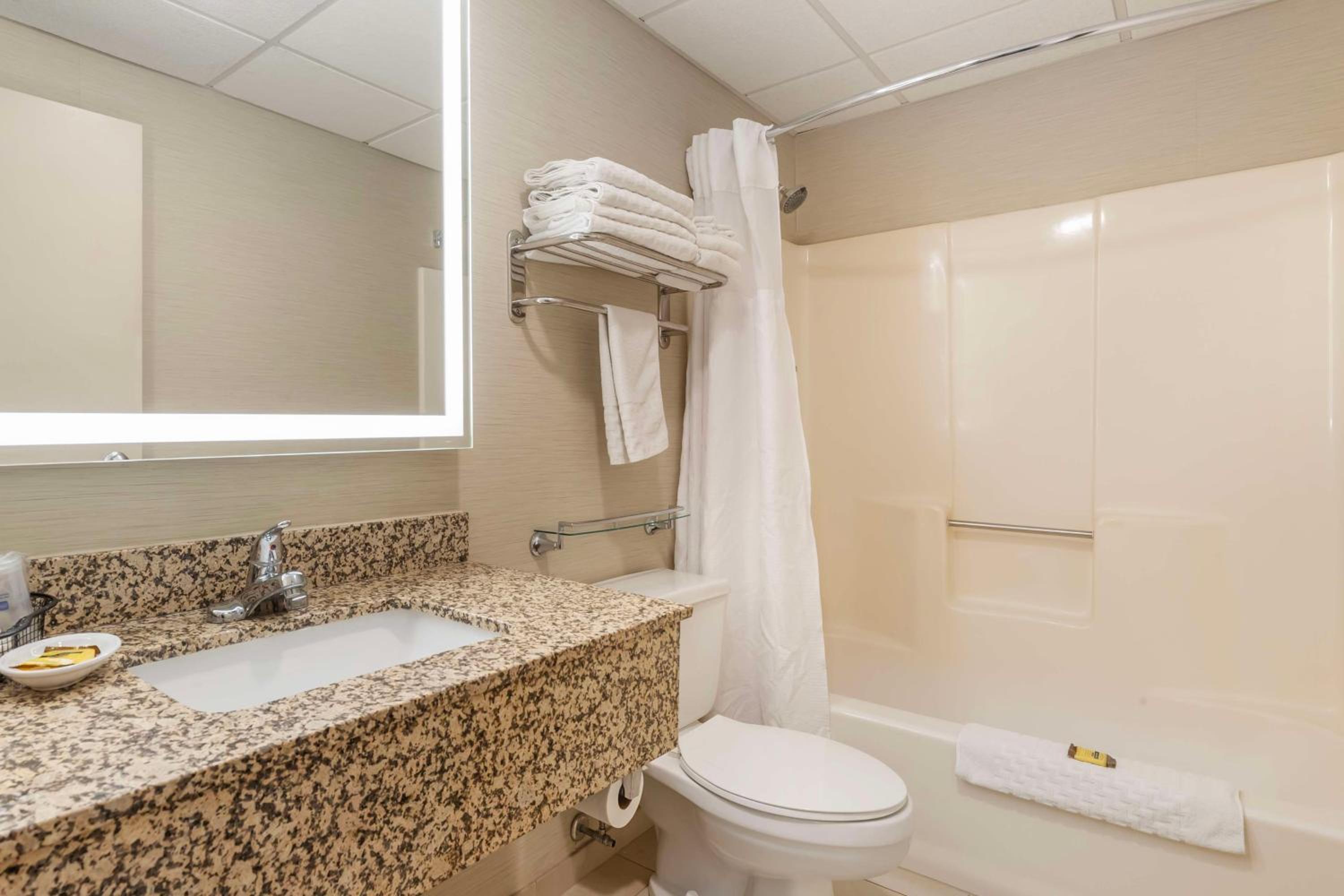 غرفة بسرير كوين بحوض استحمام لذوي الإعاقة، Best Western Plus Steeplegate Inn 4/4