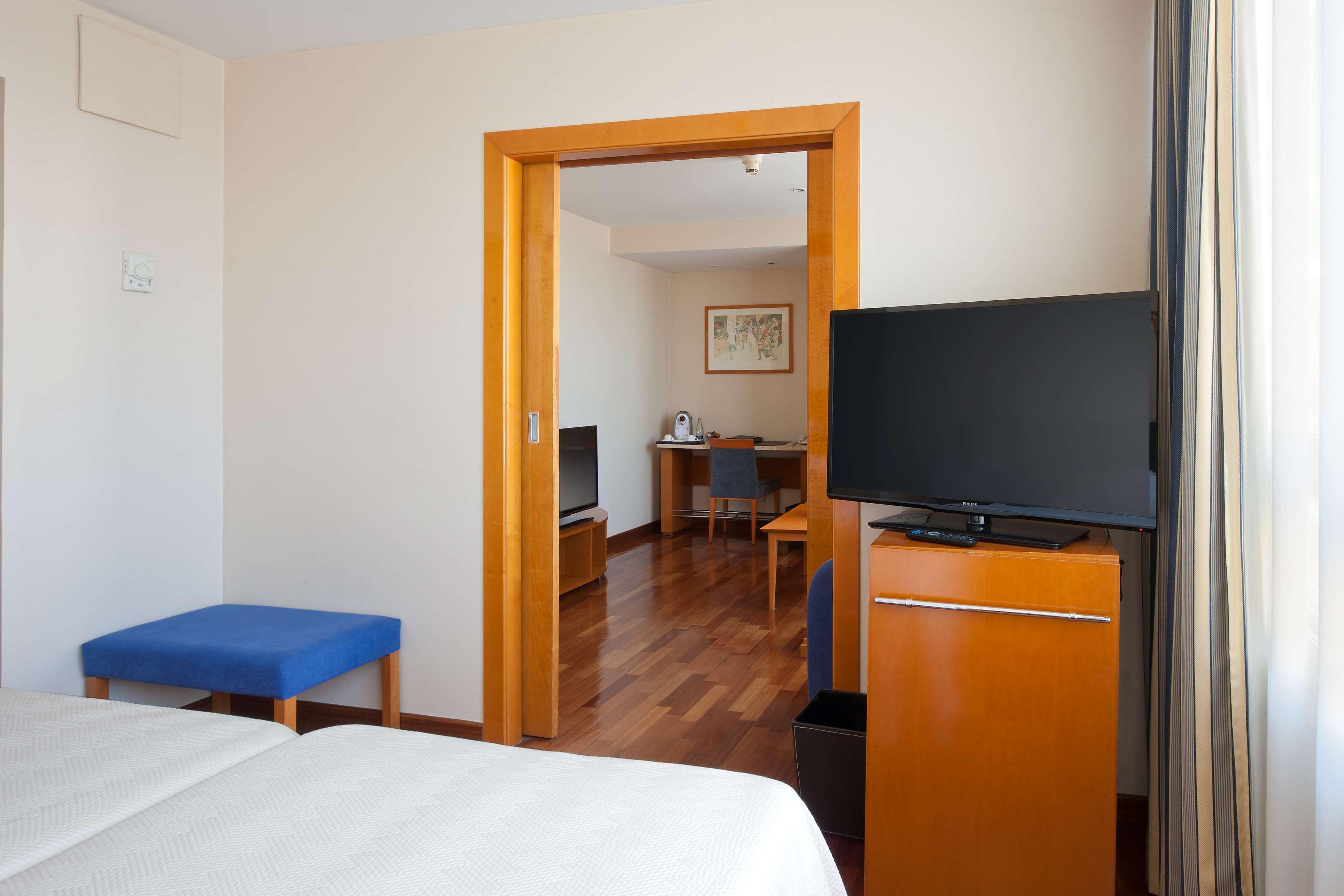 Junior Suite, Single