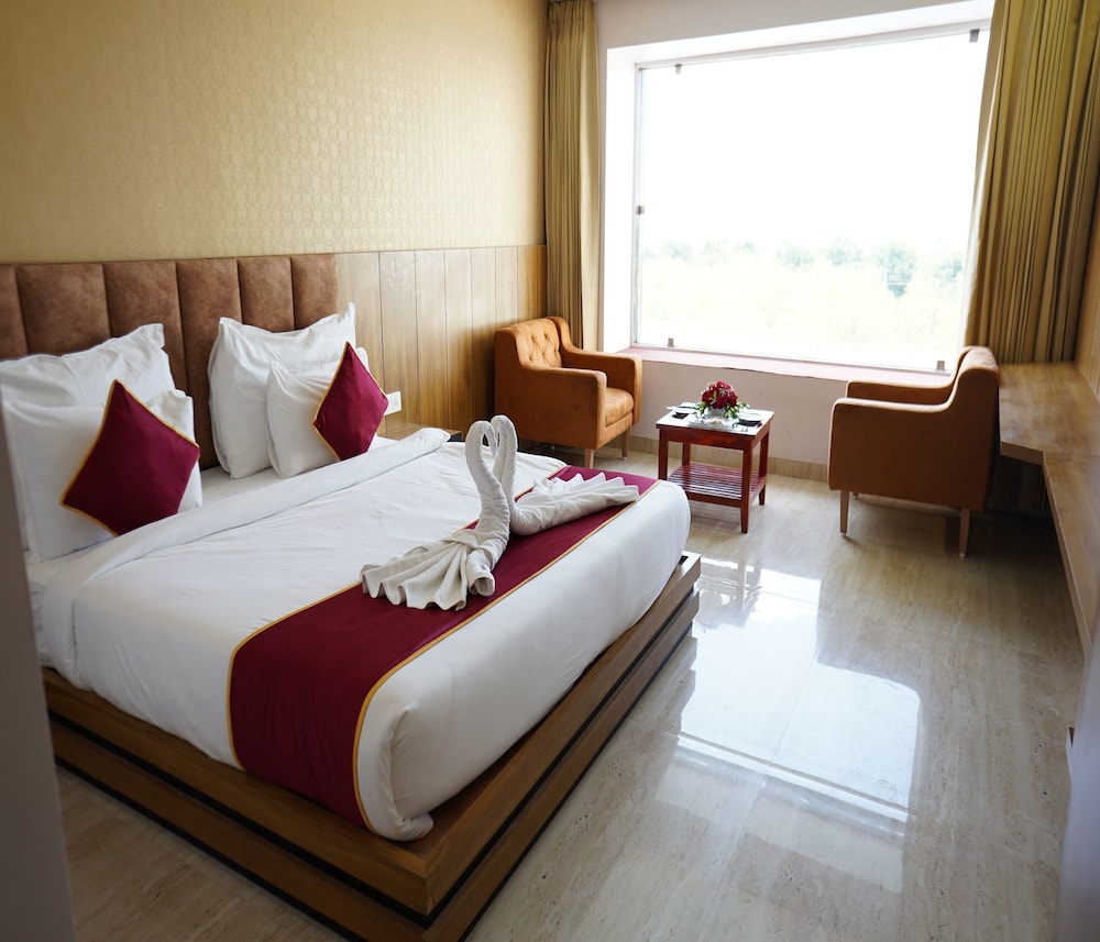 Super, Deluxe, King Bed, Pool View