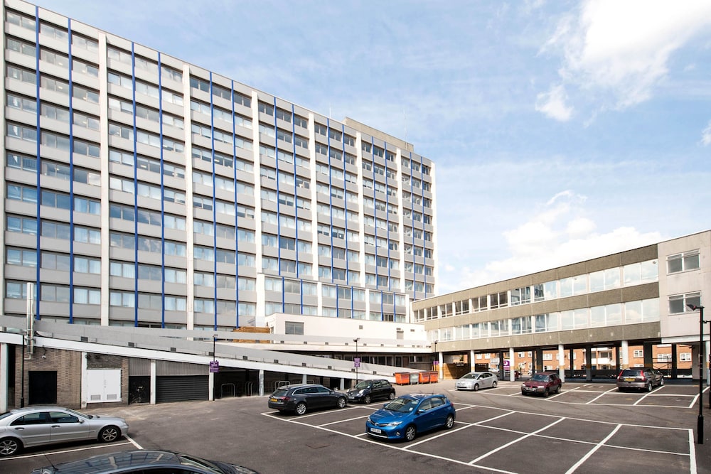 Premier Inn London Hendon (The Hyde) 33/36