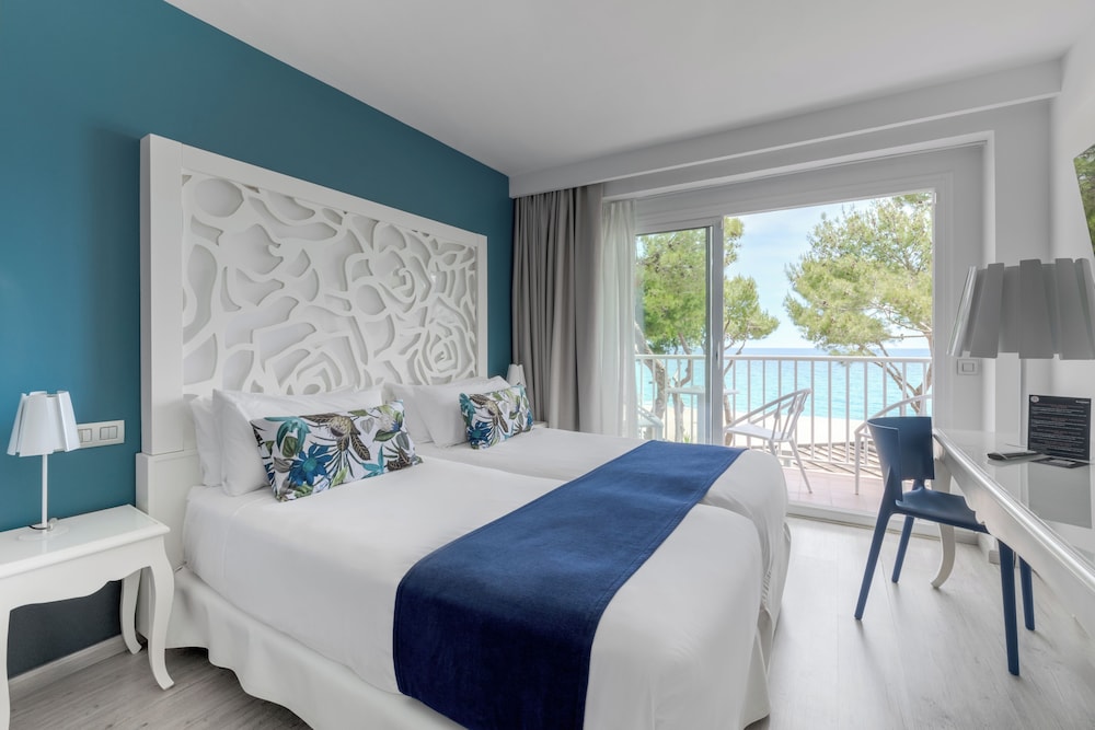 ROOM, DOUBLE BED, OCEAN FRONT