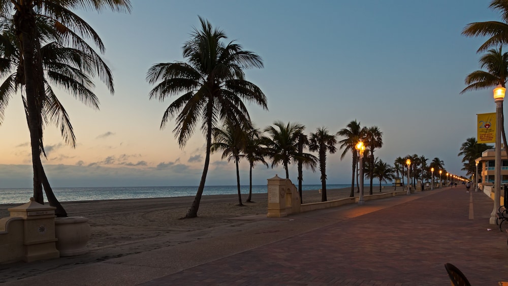 Riptide Oceanfront Hotel 63/72