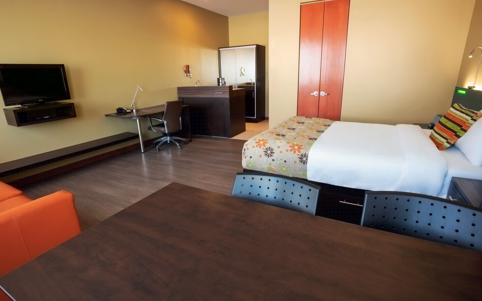 STUDIO, MURPHY BED, QUEEN BED, SOFA