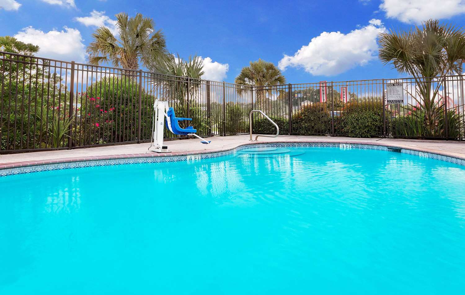 Days Inn & Suites By Wyndham Opelousas 8/13