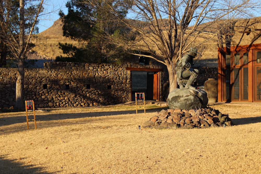 Cibolo Creek Ranch Marfa 44/50