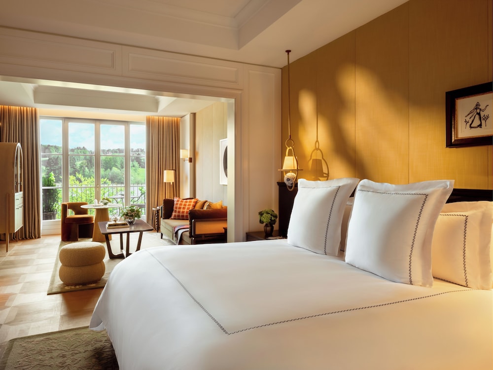 Junior Suite, King Bed, Lake Side