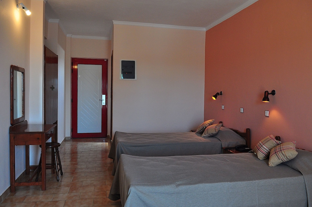 Sandys Studios Apartments And Log Villas 15/46