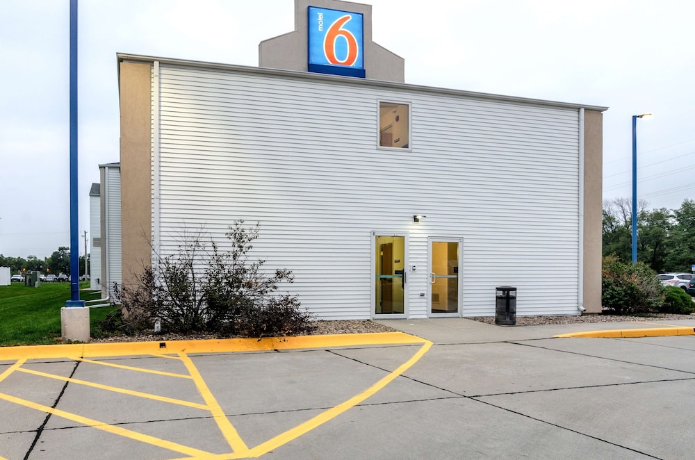 Motel 6 Kearney, NE 49/54