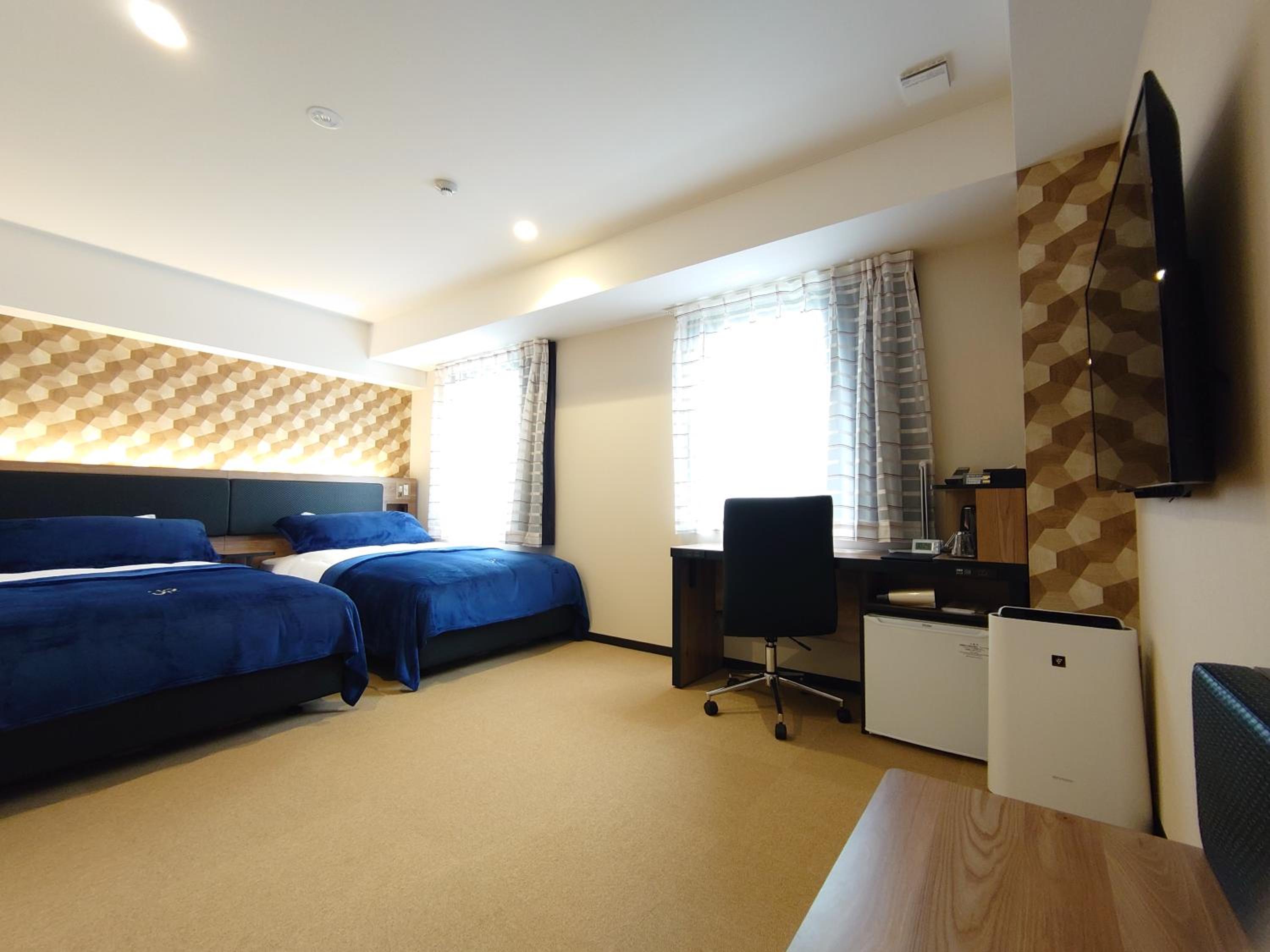 Universal, Twin Beds