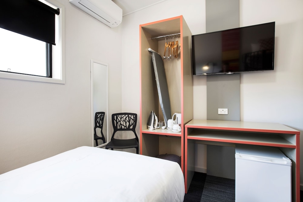 Villawood Hotel 8/29
