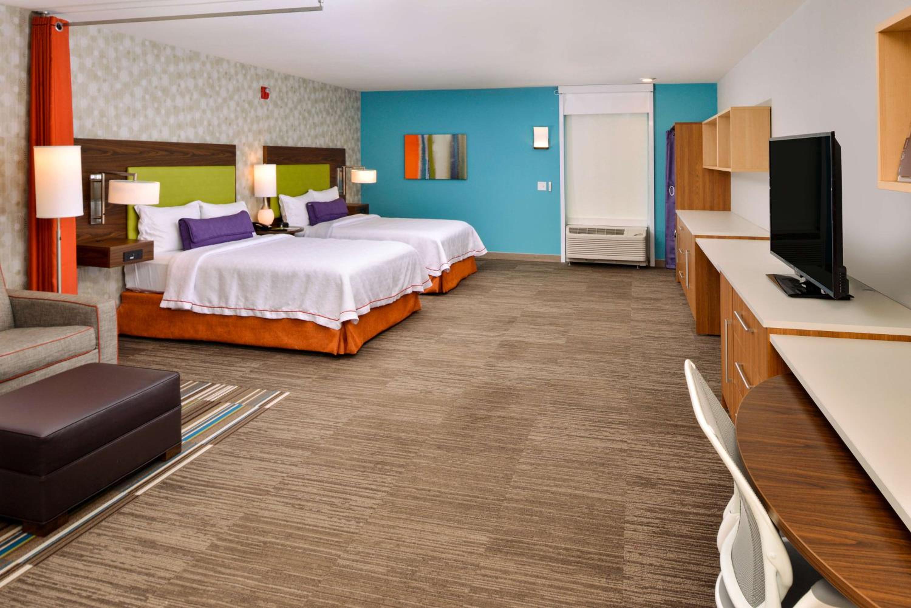 Studio, 2 Queen Beds, Sofa, Accessible