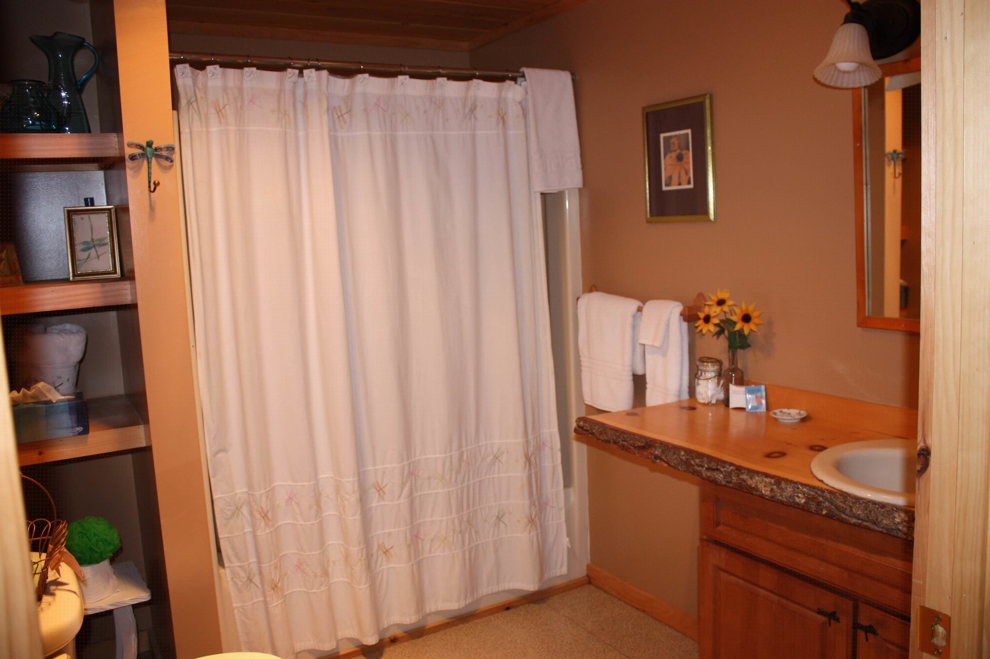 East, Deluxe, Queen Bed, Lake View, Balcony