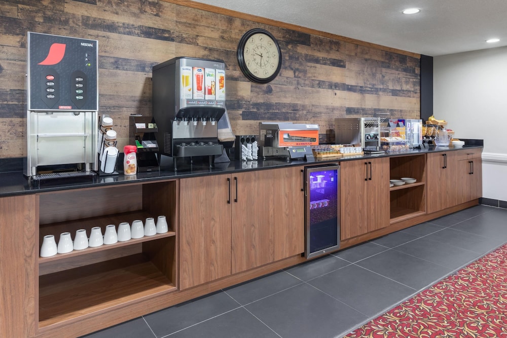 Travelodge by Wyndham Valleyview AB 35/51