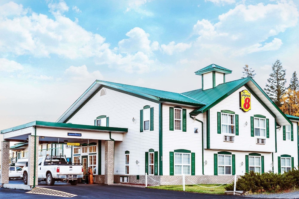 Super 8 By Wyndham 100 Mile House 1/36