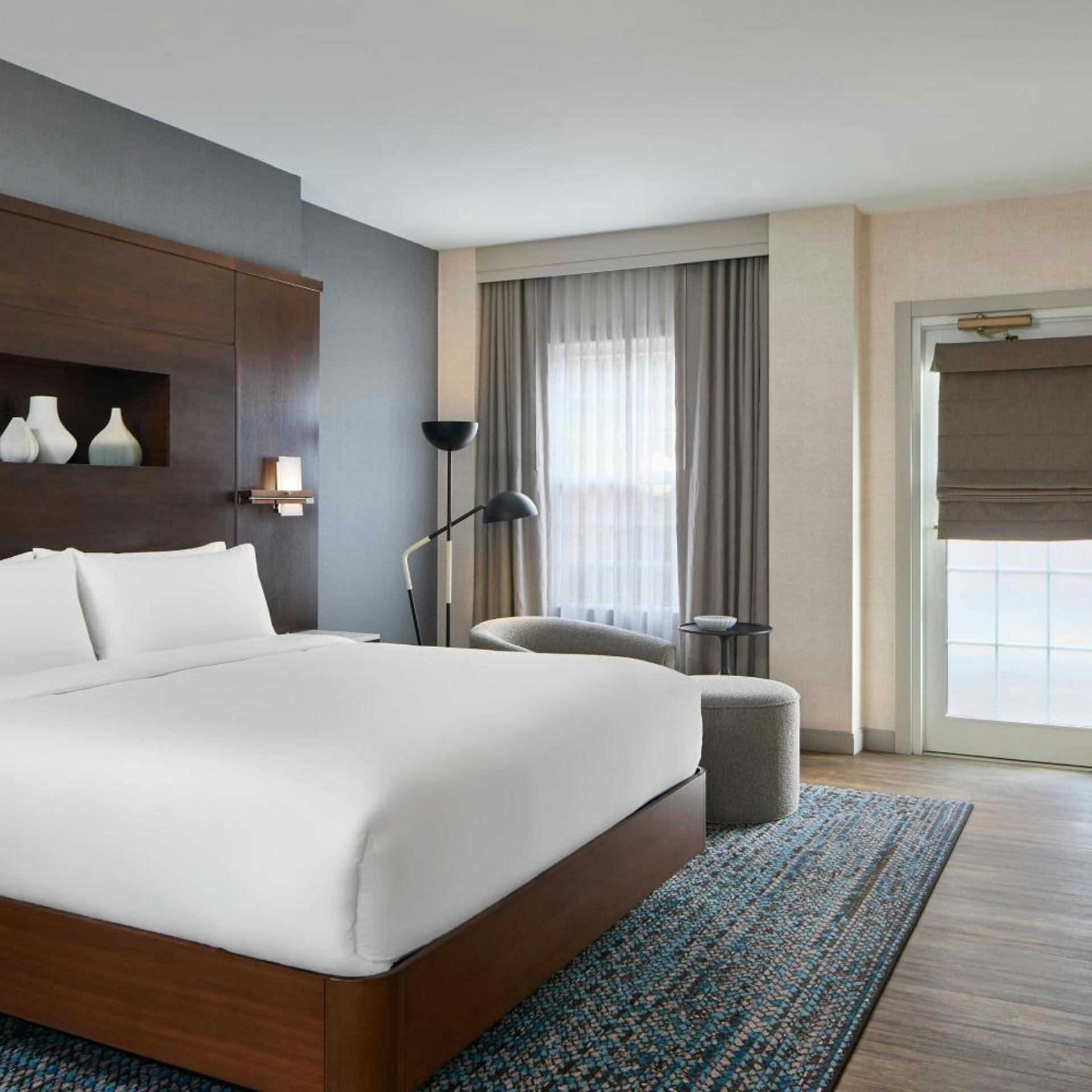 جناح كبير بسرير كينج بغرفة نوم واحدة، The Del Monte Lodge Renaissance Rochester Hotel Spa 4/9