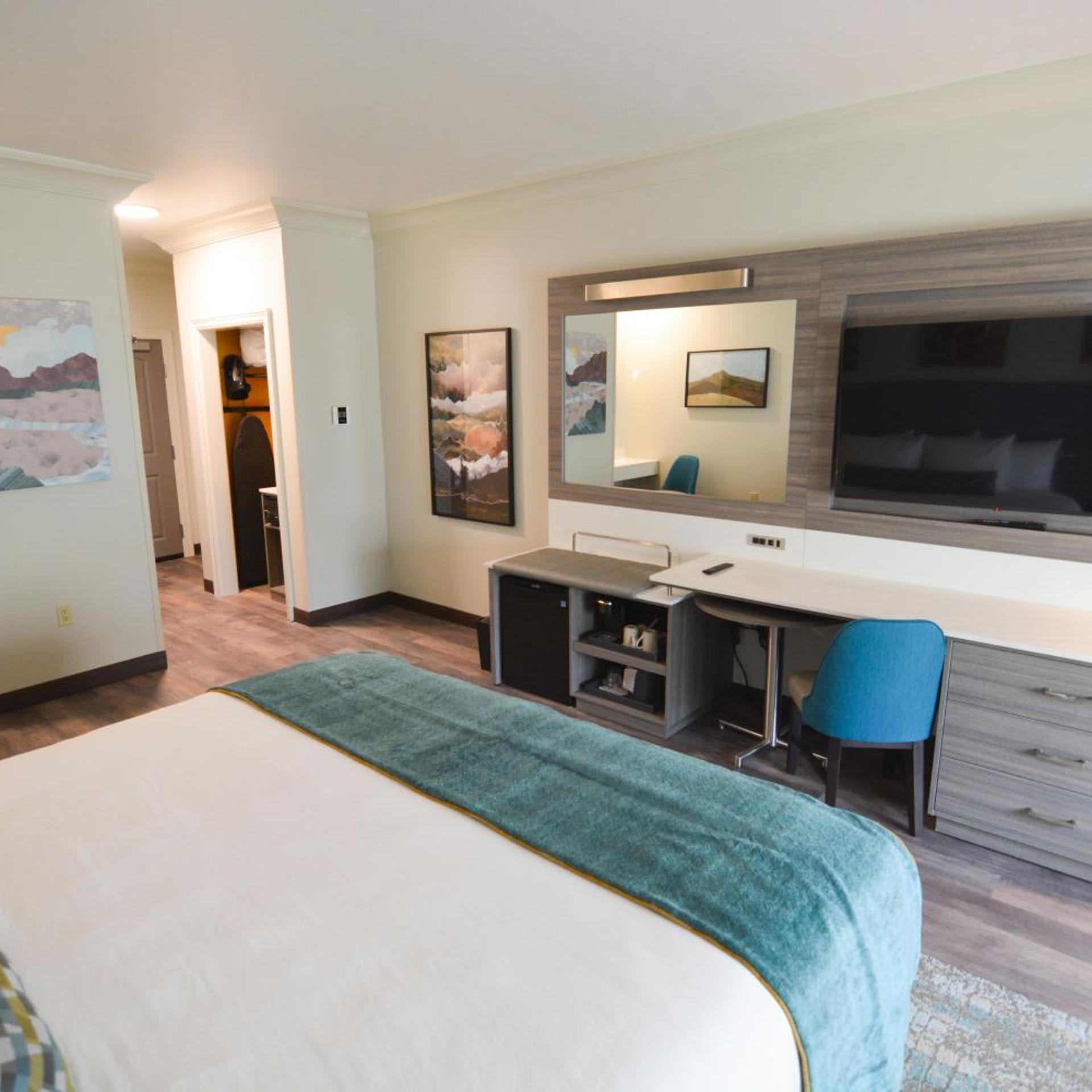 Room, King Bed, Balcony, Blue Lake Casino Hotel 6/10