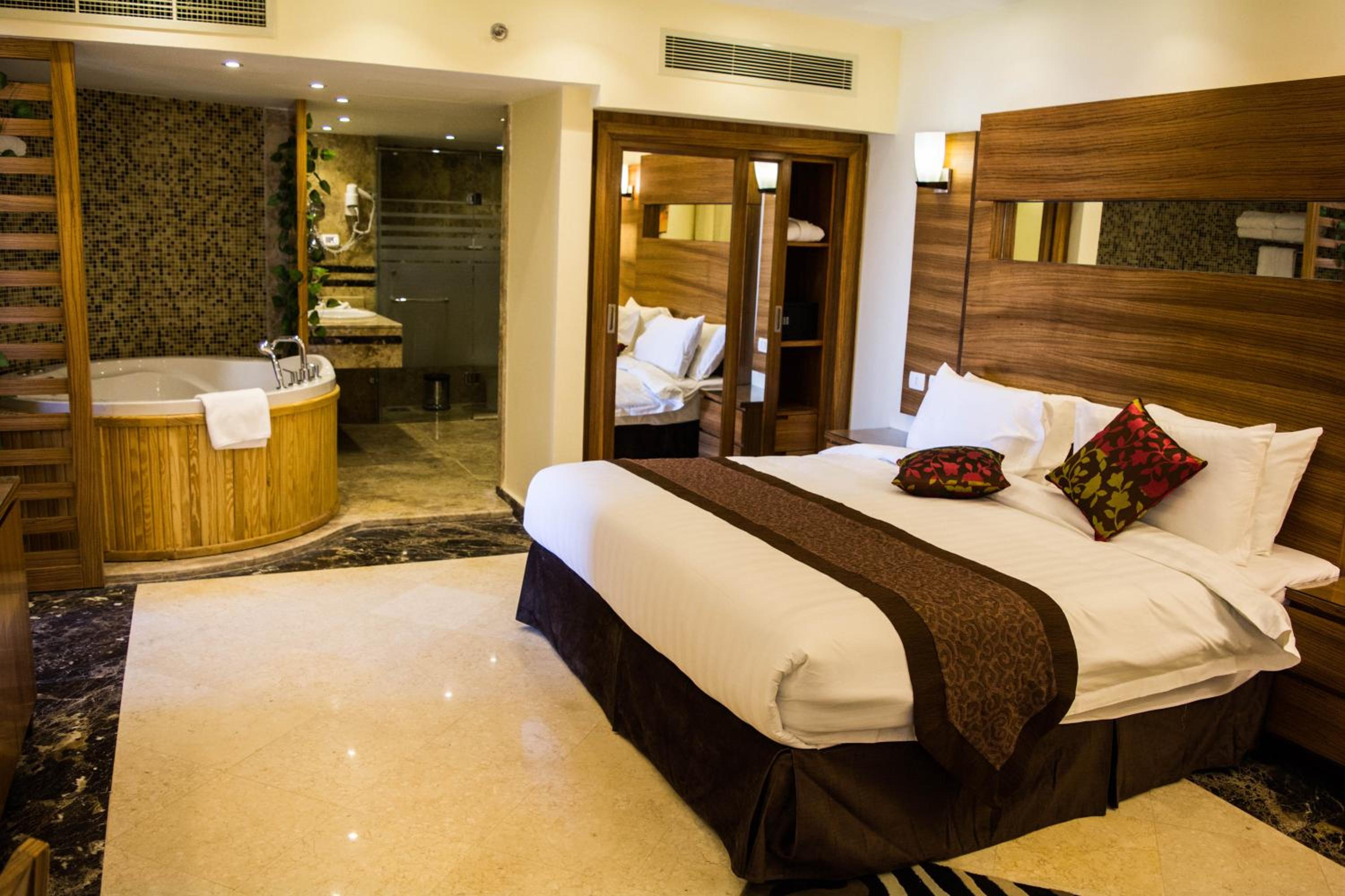 Pool, Suite, Hot Tub