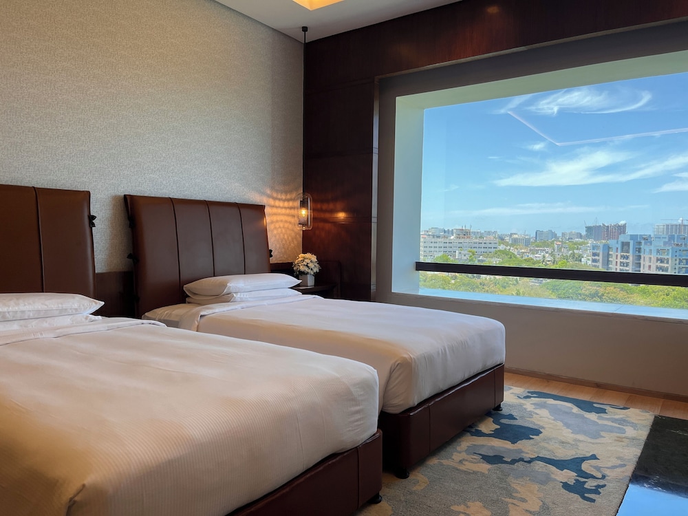 Club, Twin Beds, Pool View