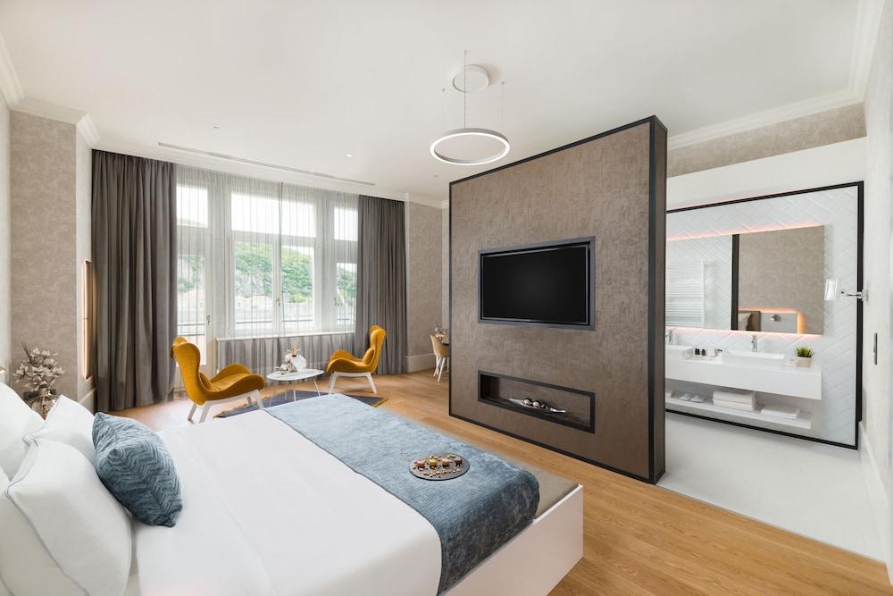 AMBASSADOR, SUITE, RIVER VIEW