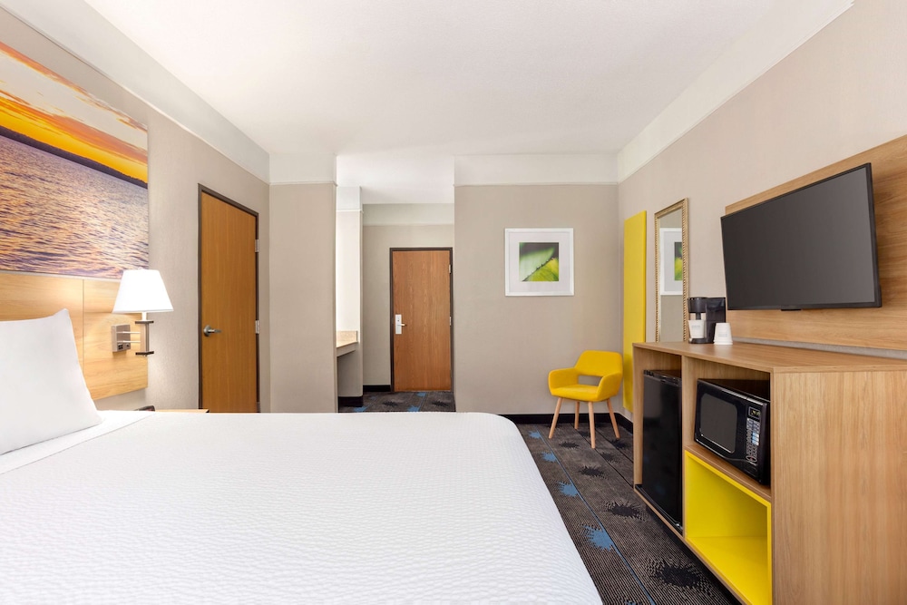 STUDIO, SUITE, KING BED