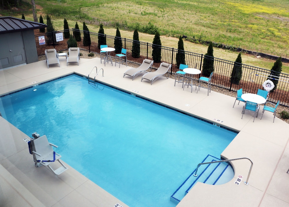 HOLIDAY INN EXPRESS & SUITES HENDERSONVILLE SE - FLAT ROCK 3/52