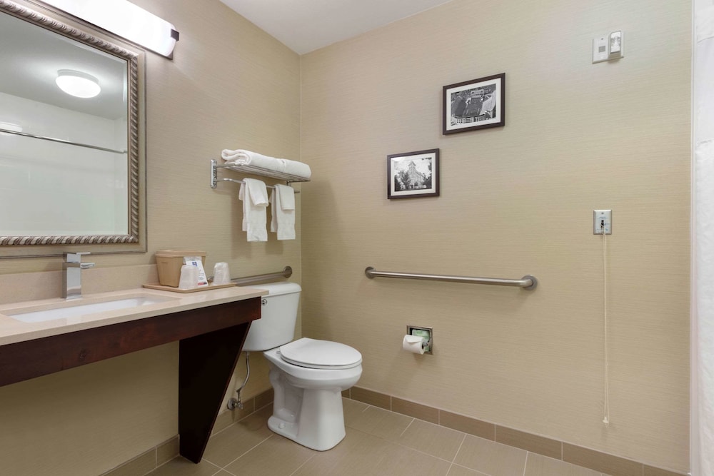 Comfort Inn & Suites Fayetteville-University Area 5/35
