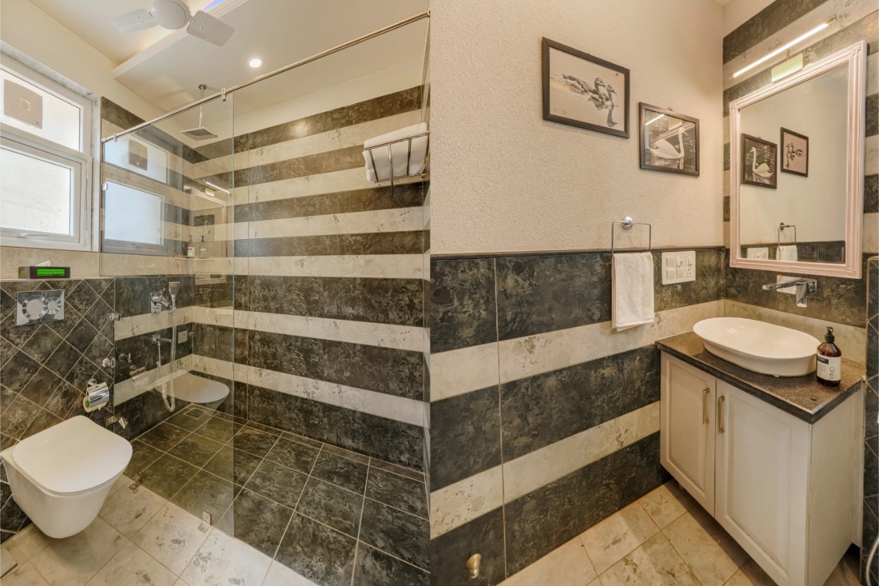 Elivaas Konifer Greyvine Hillside 9-BHK Retreat with Attic, Scenic Views, Garden & Outdoor Seating 17/18
