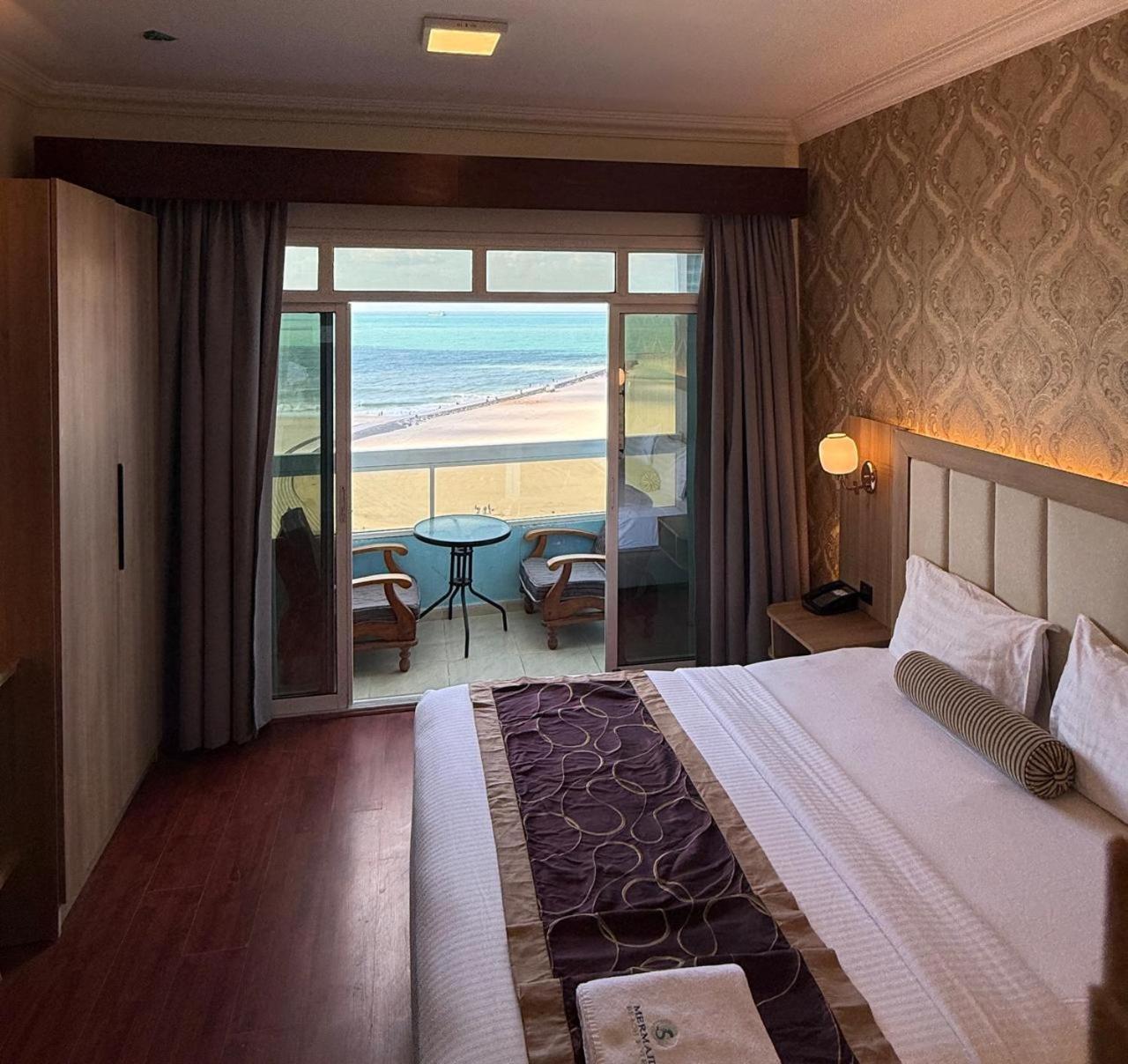 غرفة ديلوكس بسرير كينج بإطلالة على البحر بشرفة، Mermaid Beach Hotel 8/10