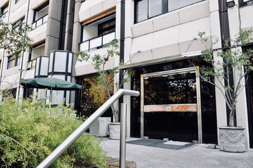 Golf Tower Suites Apartments 58/64