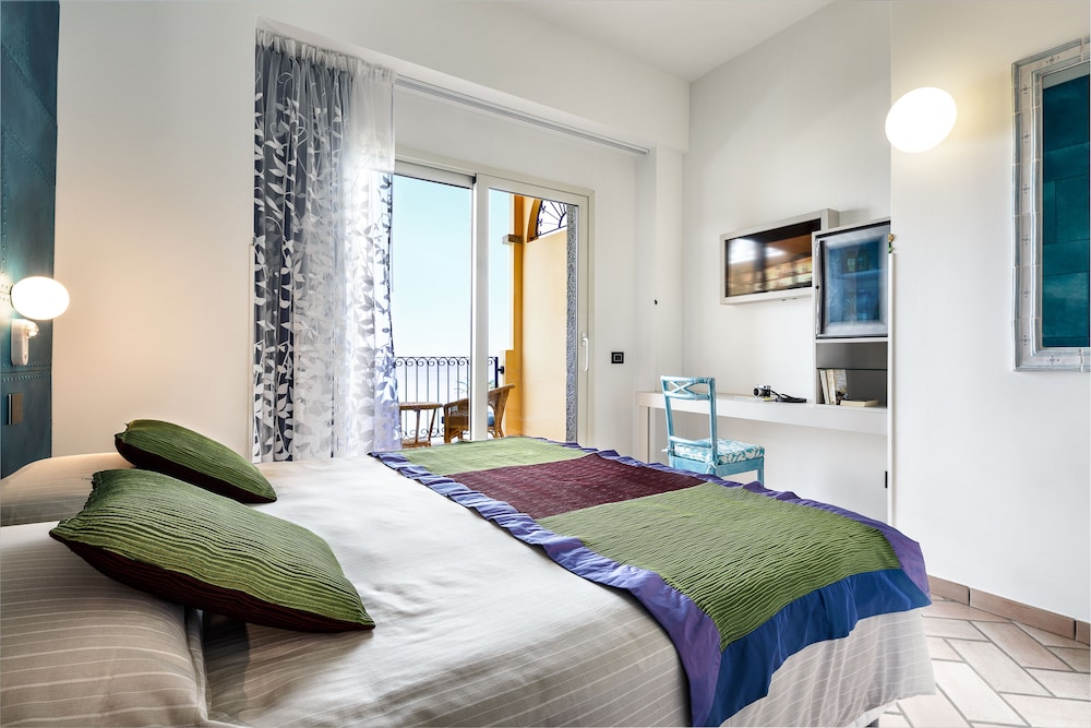 CLASSIC, TRIPLE, SEA VIEW