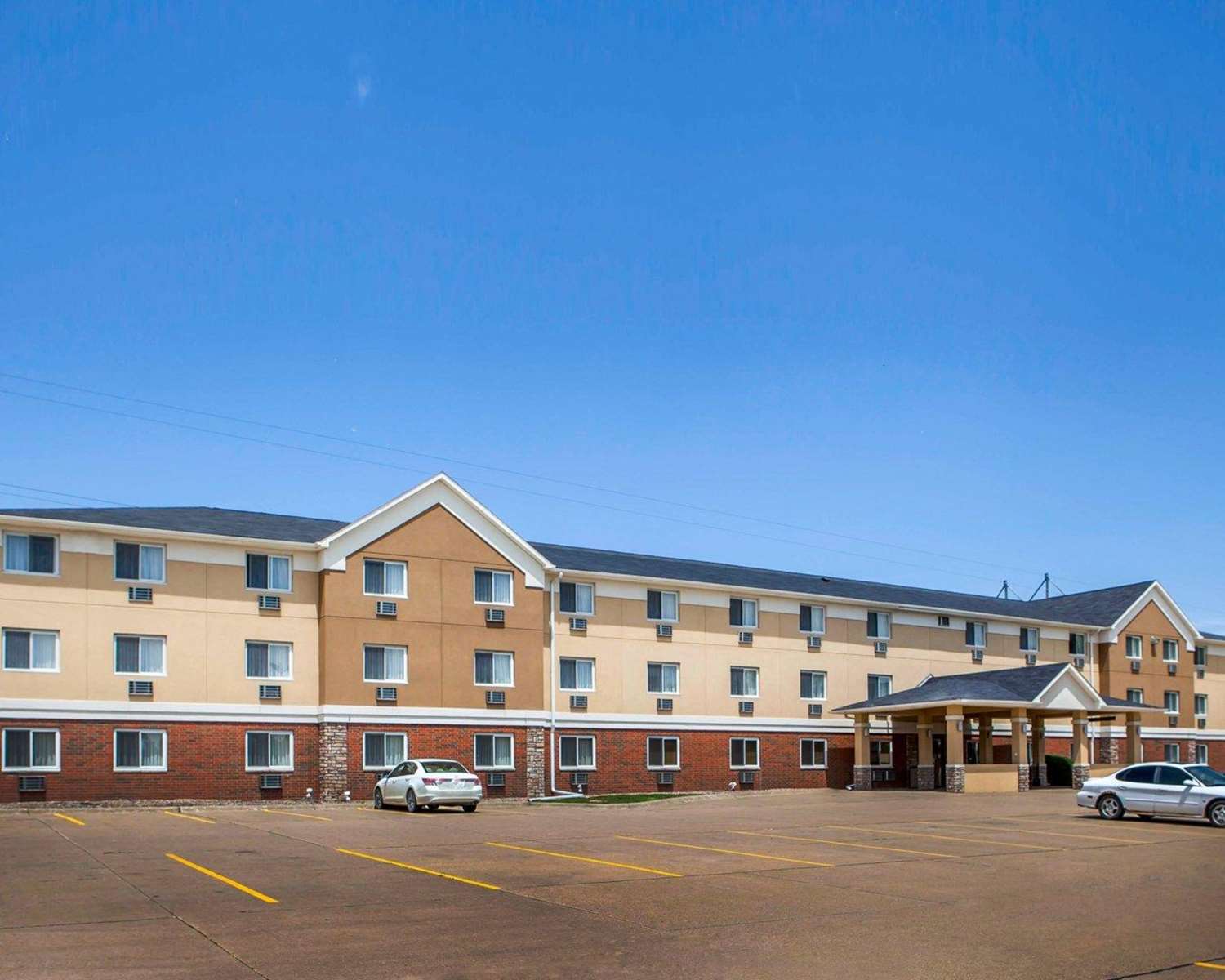 Quality Inn & Suites Davenport near I-80 2/24