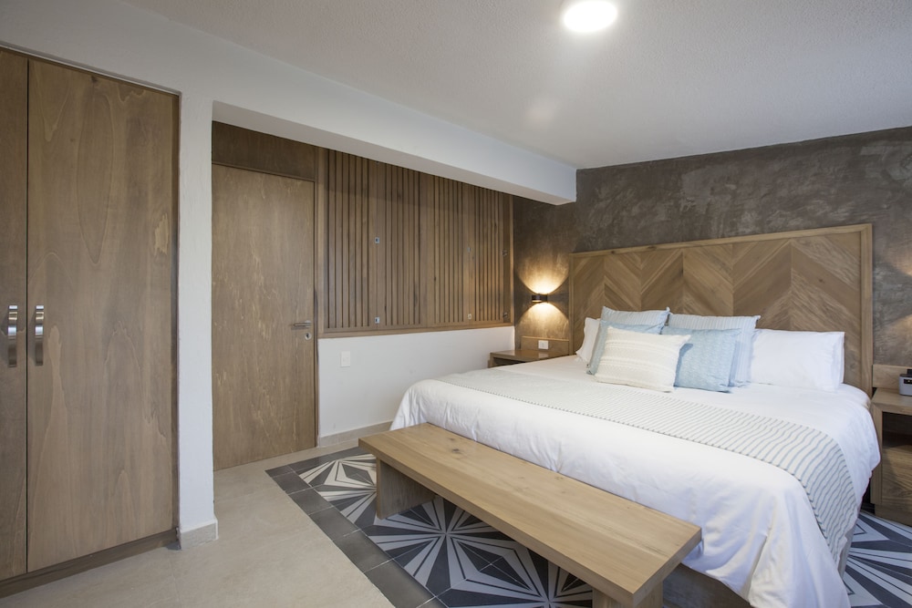 Al Patio, Suite, King and Twin Beds