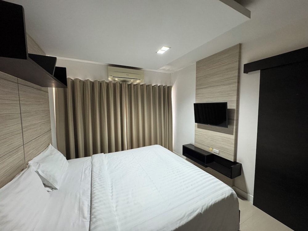 1 BEDROOM, SUITE