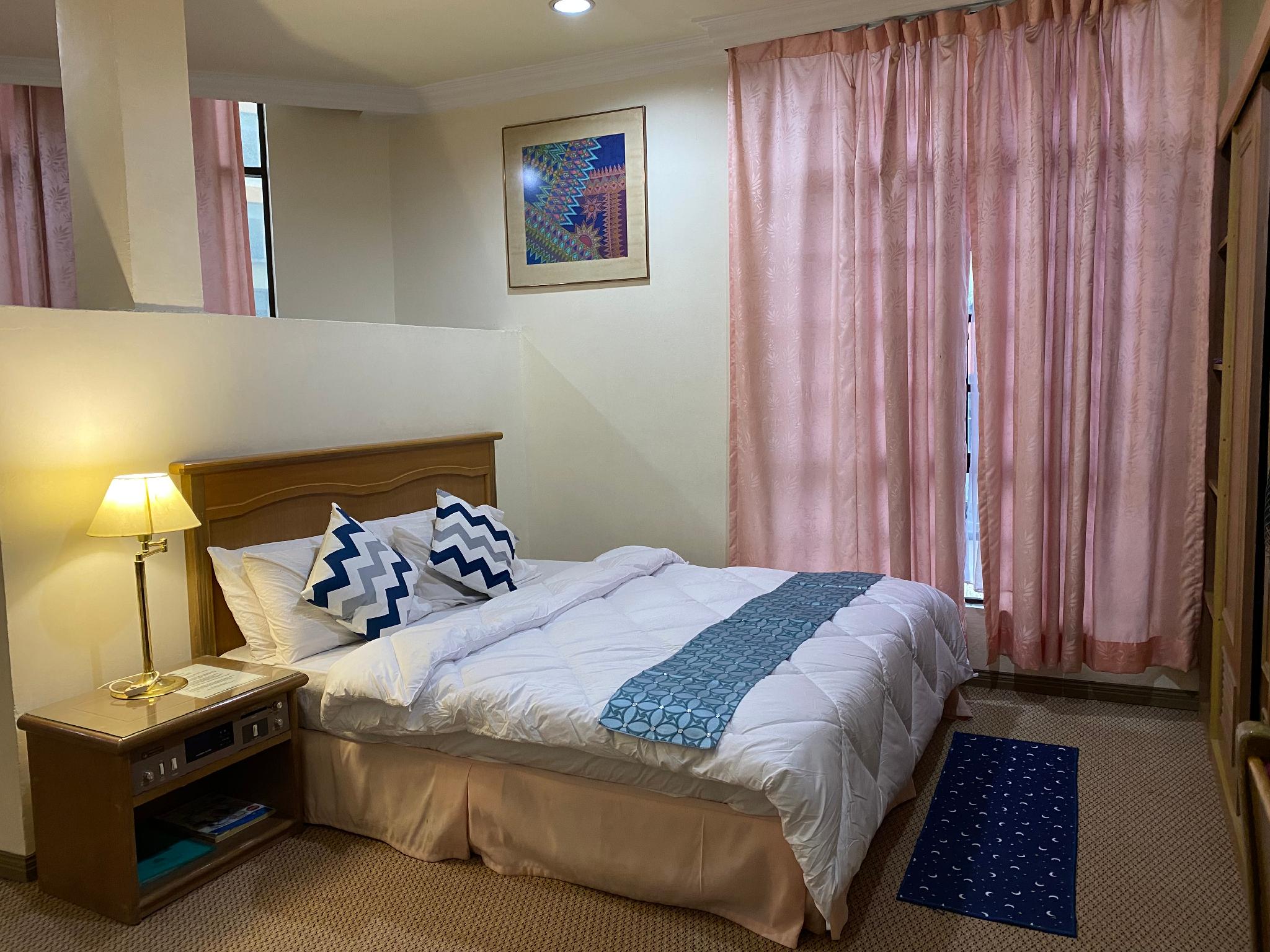 Semi Room, Suite
