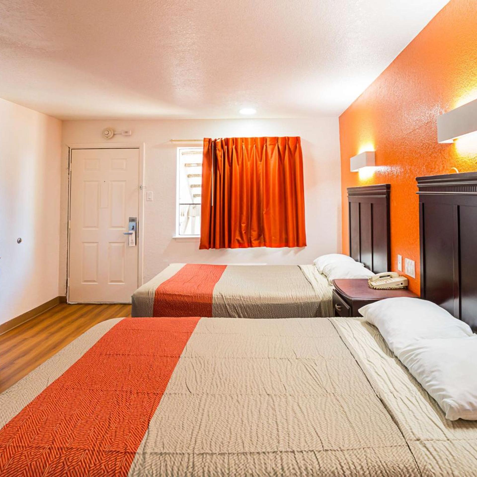 2 Queen Beds - Non-Smoking, Micfridge