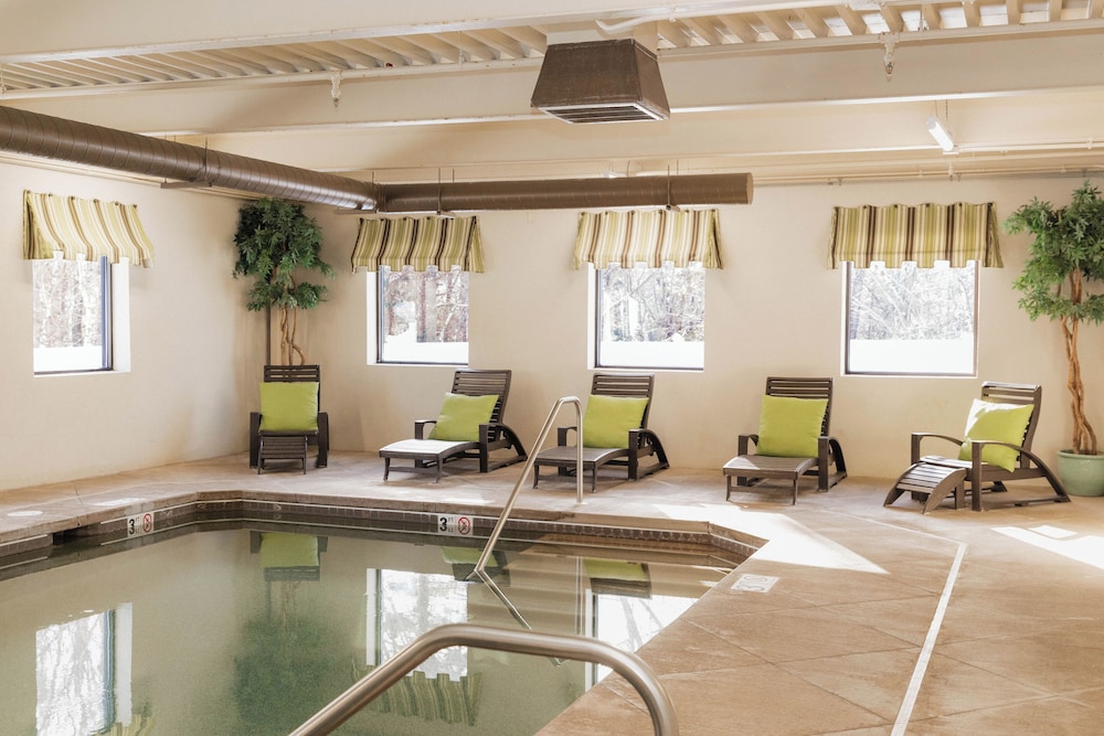 Colonial Hotel 27/63