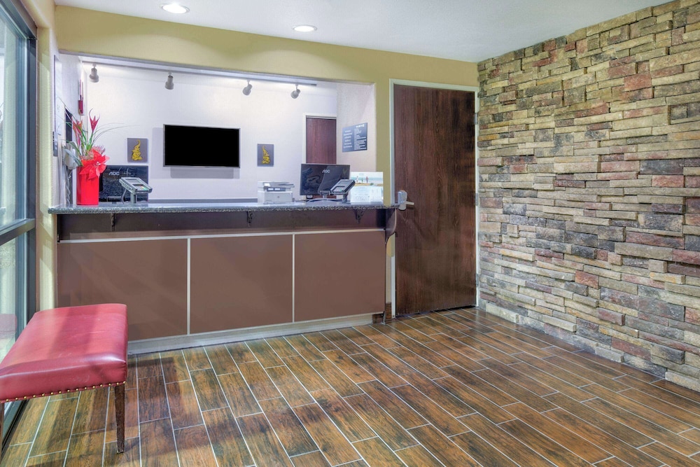 Super 8 by Wyndham New Braunfels I-35 11/36