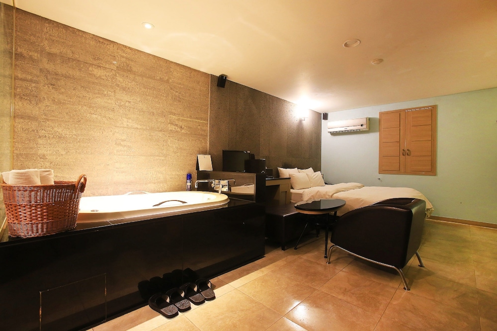 TARA HOTEL 18/40