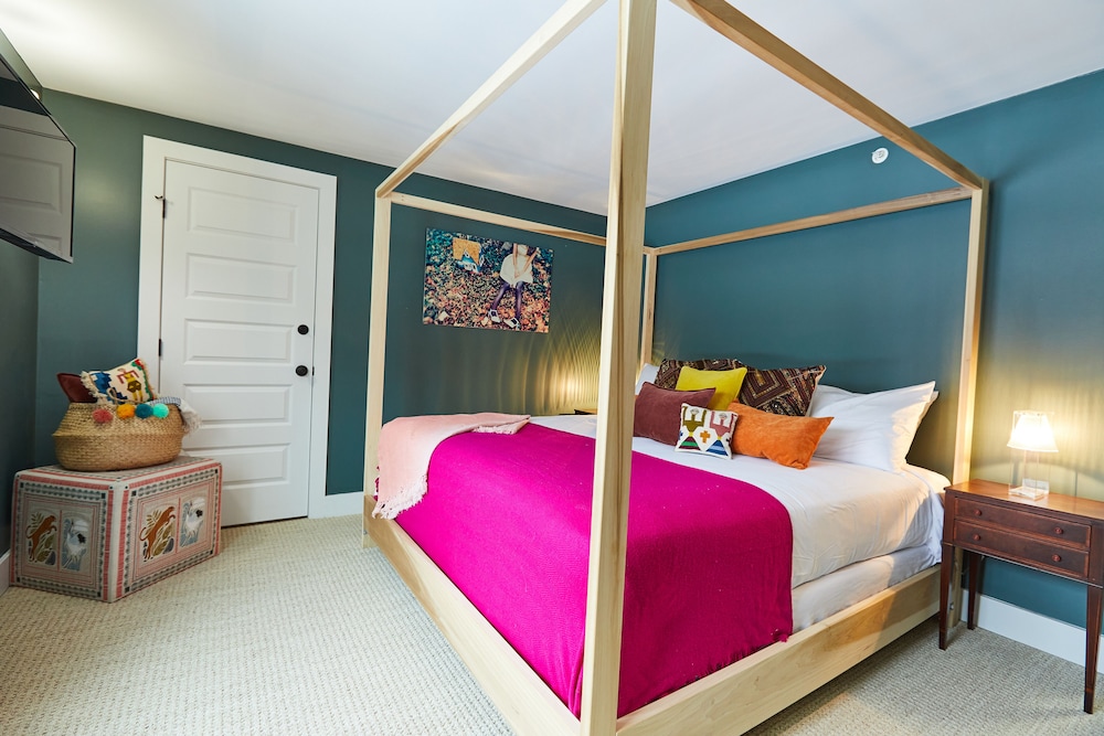 Shelter Harbor Inn 13/72