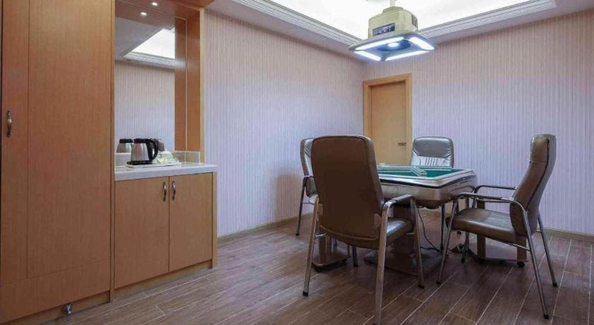 Vienna Hotel (Huizhou Qiuchang Yingbin Road) 47/57