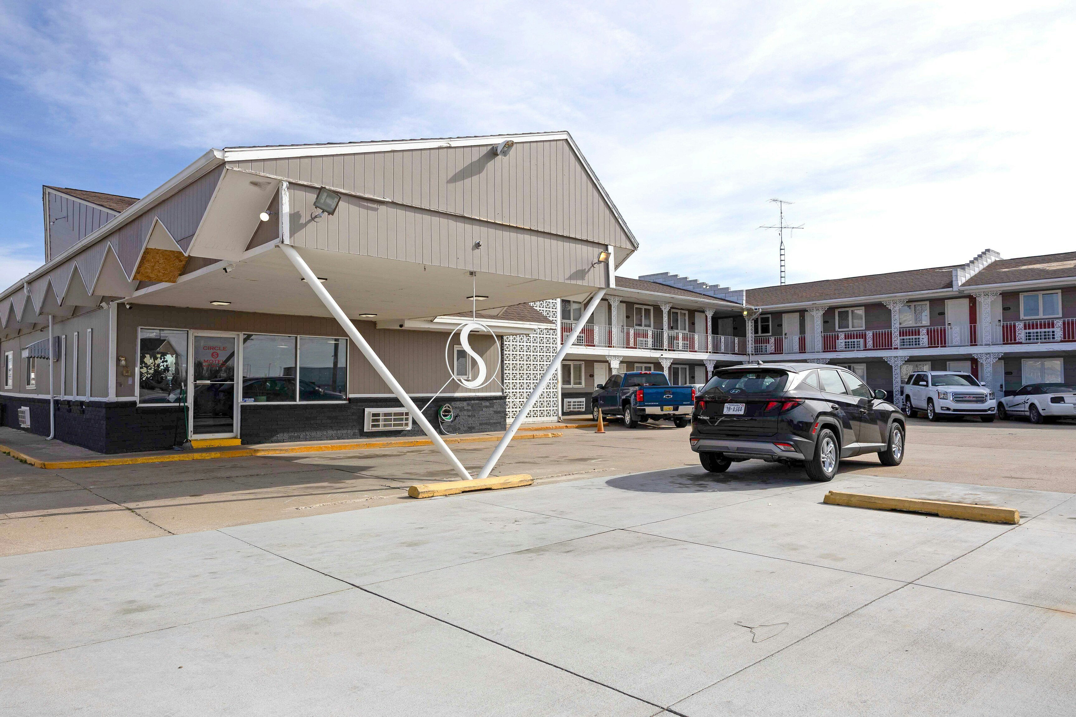 Circle S Motel Cozad I-80 42/60