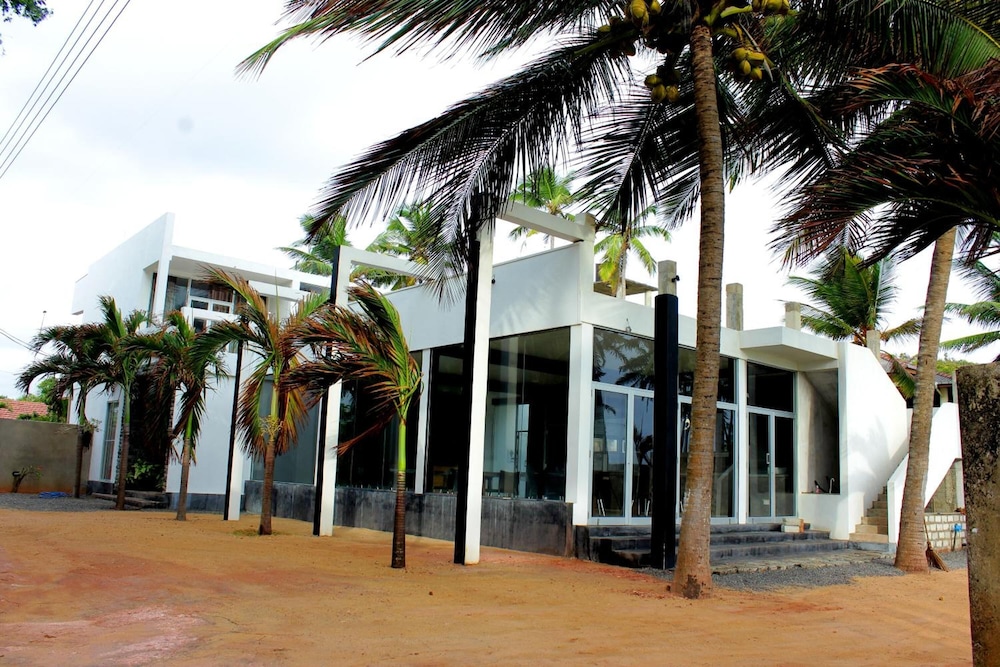 Saara Beach Hotel 8/50