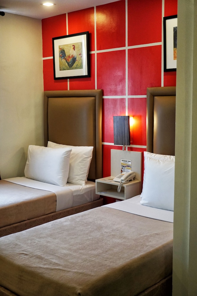 Cebu Uncle Tom's Cabin Hotel 26/66